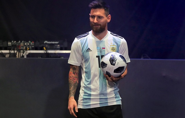 Leo Messi presentó el balón.