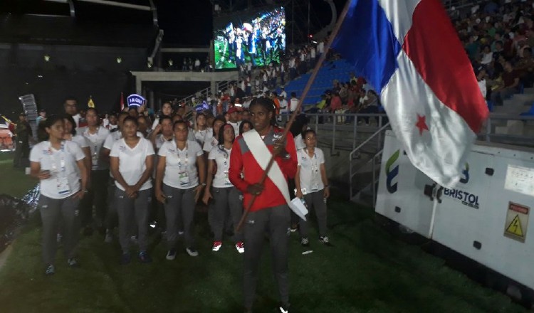 Atheyna Bylon con la bandera de Panamá. Cortesía