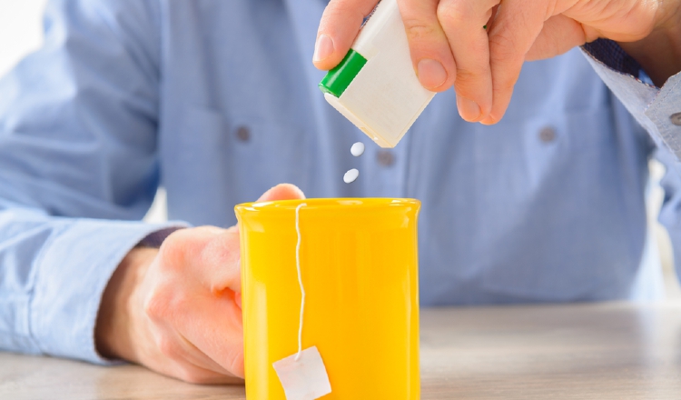 Los edulcorantes son comunes en postres y bebidas, entre otros productos.
