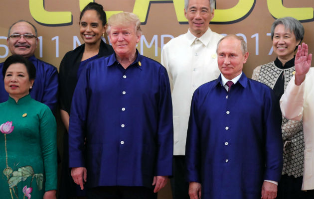 Donald Trump, junto al presidente ruso Vladimir, Putin, durante la Cumbre del Foro de Cooperación Económica de Asia-Pacífico. FOTO/EFE