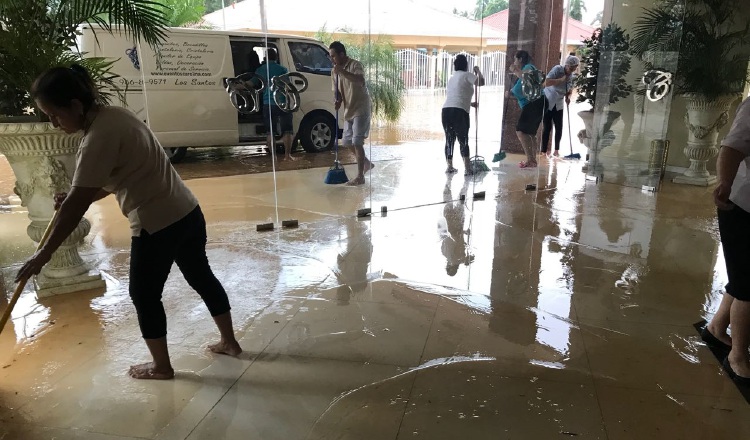 El agua entró al centro comercial Carolina, en La Villa. /Foto Zenaida Vásquez 