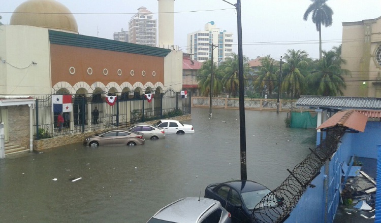 Autos quedaron bajo el agua y con daños mecánicos. /Foto Delfia Cortez