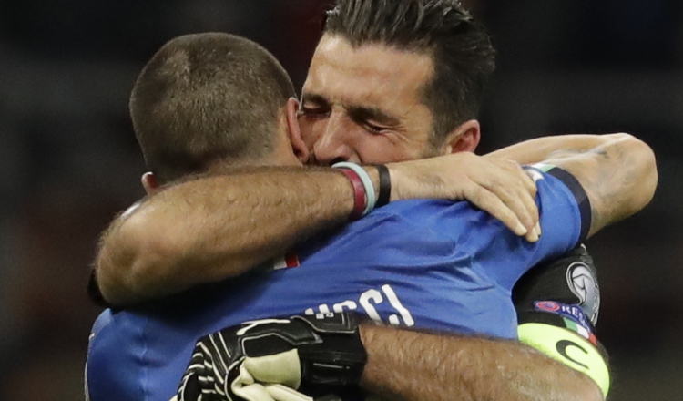 Gianluigi Buffon, entre lágrimas, anunció su retiro de la selección italiana, luego del fracaso sufrido ante el equipo sueco. /Foto AP