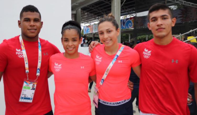 Los atletas José Luis Ortega, Kristine Jiménez, Anna Tirado y Ronal González, luego de sus respectivas competencias en judo. /Foto Cortesía/Pandeportes