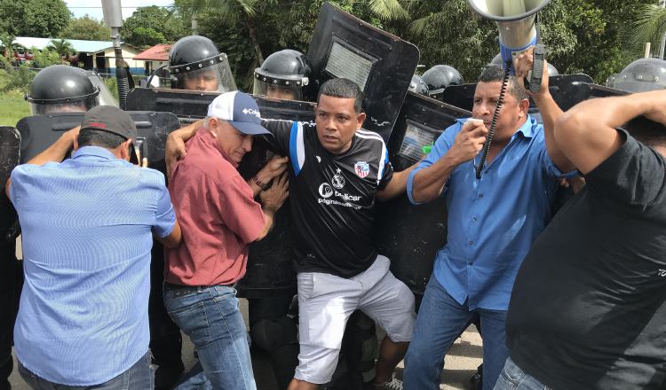 Unidades policiales intervinieron para reabrir la vía, dándose un forcejeo con manifestantes. /Foto Víctor Eliseo Rodríguez 