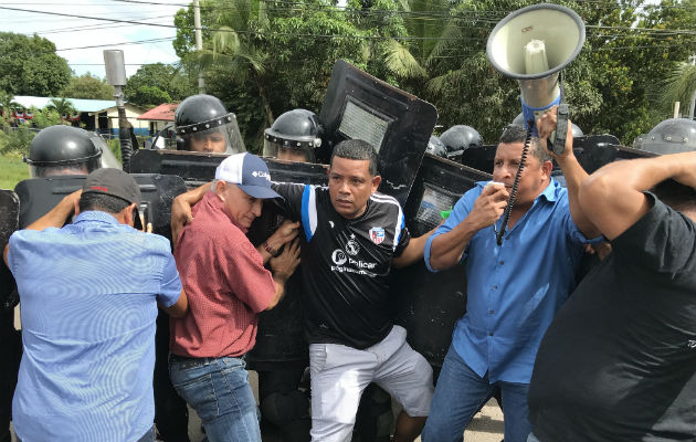 Pobladores se abalanzaron contra las unidades policiales y obligaron a la liberación del parlamentario. Foto: Víctor Eliseo Rodríguez