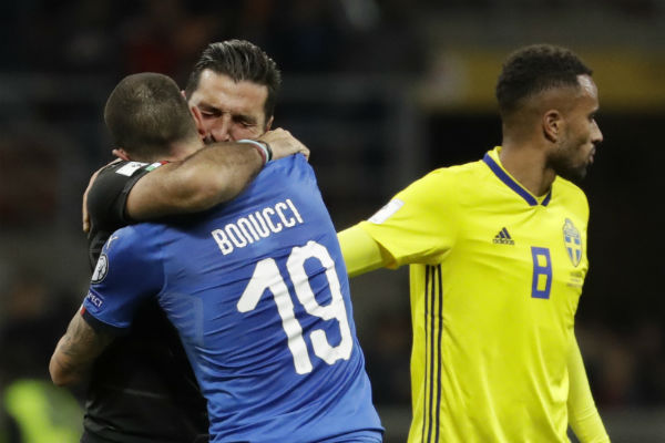Isaac Thelin de Suecia intenta consolar al portero italiano  Gianluigi Buffon y Bonucci (19). Foto:AP