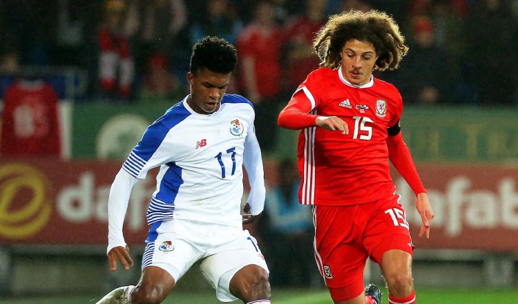 El panameño Luis Ovalle (izq.) disputa un balón con Ethan Ampadu, de Gales. /Foto EFE 