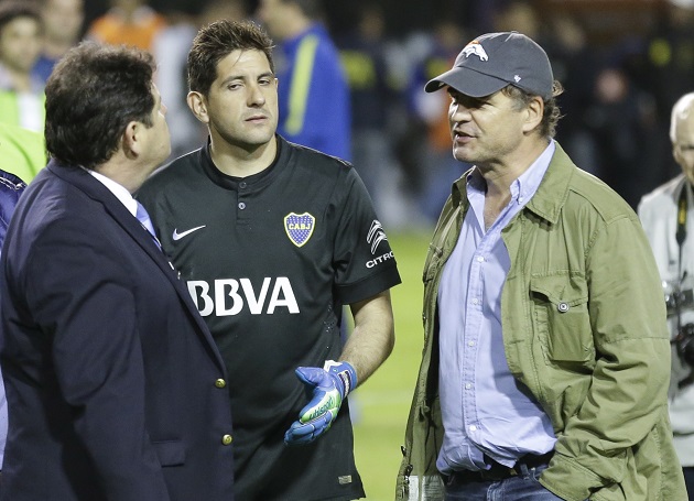 Alejandro Burzaco (derecha) conversa con el portero Agustín Orión. Foto AP