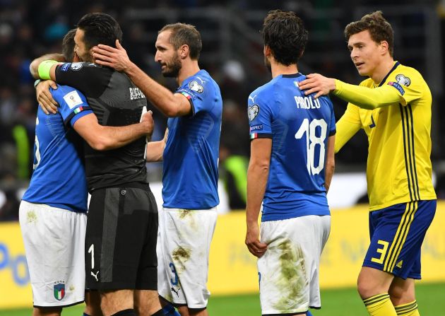 Buffon abraza a sus compañeros. Foto EFE