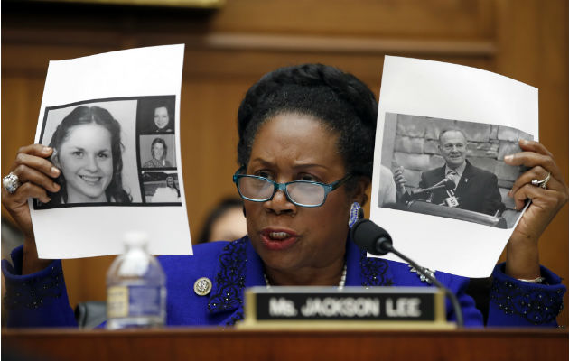 Sheila Jackson Lee de Texas muestra fotos de los involucrados en abuso sexual. Foto: AP.