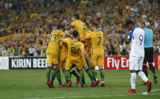 Celebración de los jugadores australianos tras la anotación de Mile Jedinak. Foto AP