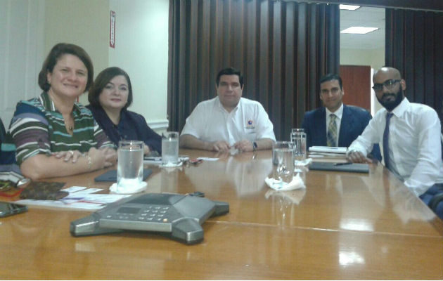 El administrador de Acocedo, Oscar García se reunió con los representante de la Agencia Viajes Colón, Sary Valverde y el señor Imran Patel de Match Hospitality. Foto/Cortesía