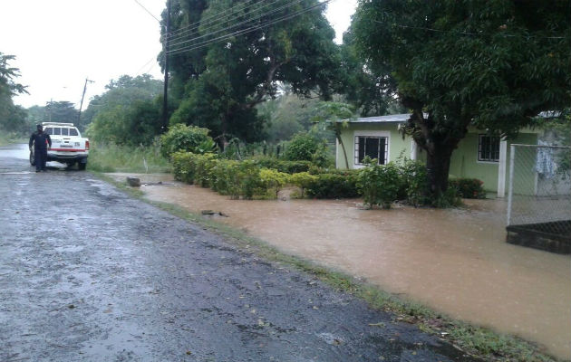 Un policía observa la magnitud de la inundación en una residencia en Natá. Foto: Elena Valdez.