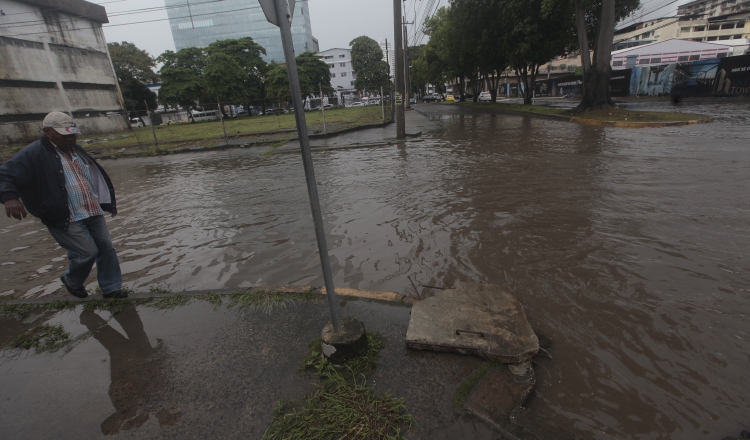 Varias calles de la capital quedaron anegadas debido a las lluvias. Roberto Barrios