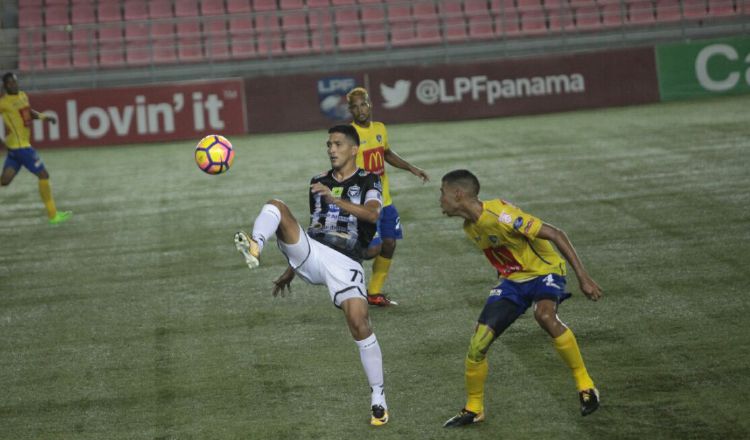 Edwin Aguilar, jugador del Tauro, trata de controlar el balón ante la mirada de un adversario del Chorrillo FC. /Foto Anayansi Gamez