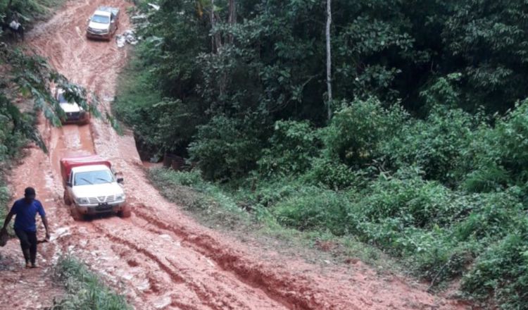 Es un verdadero reto desplazarse  en esta carretera en Besikó, comarca Ngäbe-Buglé. 