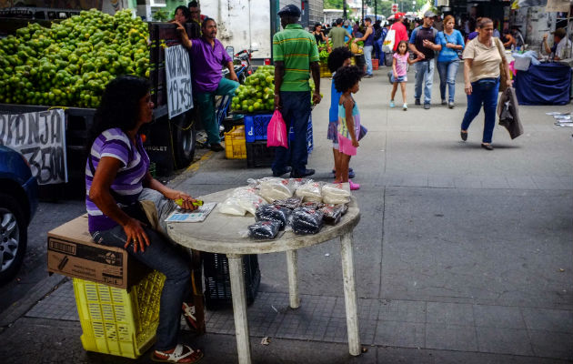Vendedora informal en las calles de Venezuela. FOTO/EFE