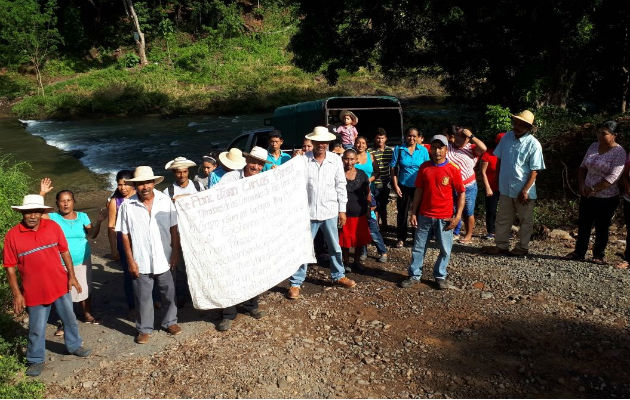 Los residentes exigen al MOP una respuesta con la carretera y el puente. Foto: Elena Valdez.  