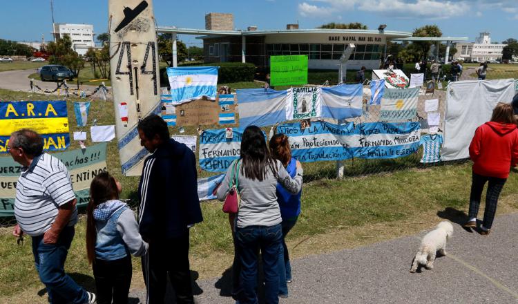 Ponen  mensajes para  tripulantes desaparecidos. /Foto EFE