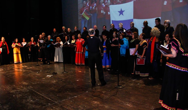 La agrupación coral, dirigida por el maestro Jorge Ledezma Bradley, durante su extraordinaria presentación en el auditorio de la UTP. Jorge Ledezma Bradley