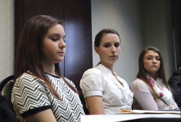   Kaylee Lorincz, (izq.) Rachael Denhollander (c) y Lindsey Lenke, todas víctimas del Dr.. Larry Nassar. Foto AP