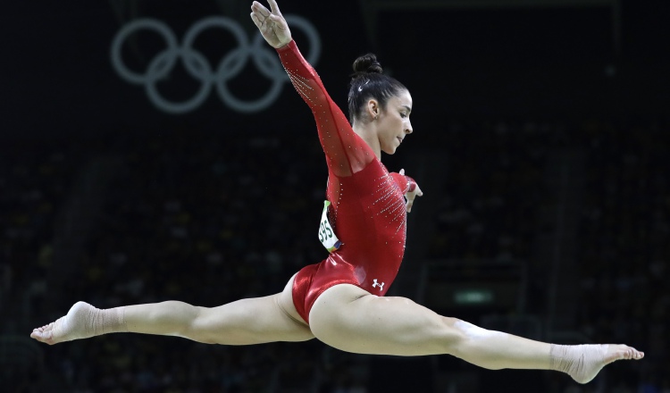 Aly Raisman durante sus ejercicios de la barra de equilibrio en los Juegos Olímpicos de Río de Janeiro. /Foto AP