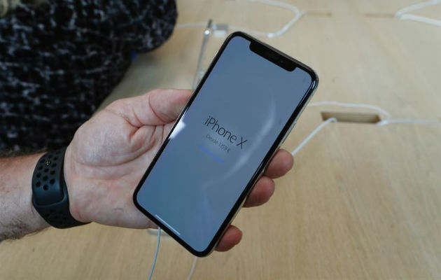 Una persona sostiene un nuevo iPhone X.