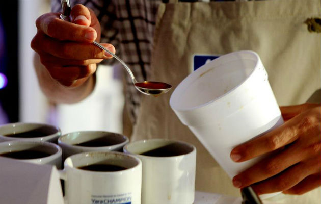 Un hombre participa de una cata de café. 