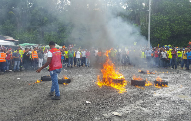 La protesta se desarrolló ante la presencia de unidades policiales. Foto. Delfia Cortez.