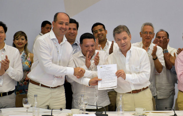 El presidente Juan Manuel Santos entregó a los alcaldes una copia del acuerdo.