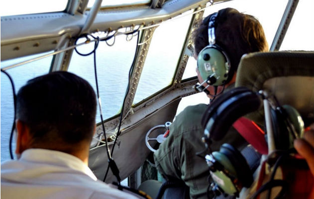 La operación de un avión en la búsqueda del submarino. Foto: EFE