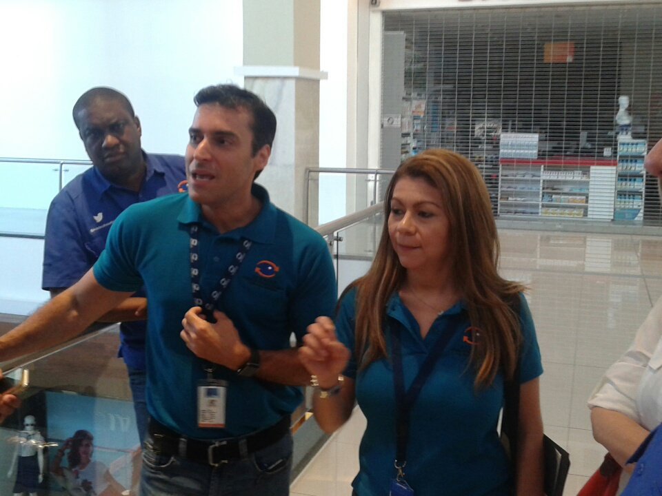 Funcionarios de la Acodeco realizan un recorrido por el centro comercial Multiplaza. Foto/Cortesía Acodeco