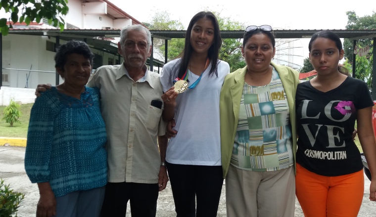 Ángela González, junto a su familia, en uno de varios homenajes que recibió en su natal Coclé.