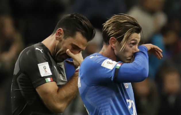 Gianluigi Buffon tras la eliminación ante Suecia. Foto AP