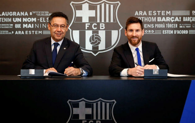 Messi firma su renovación. Foto EFE