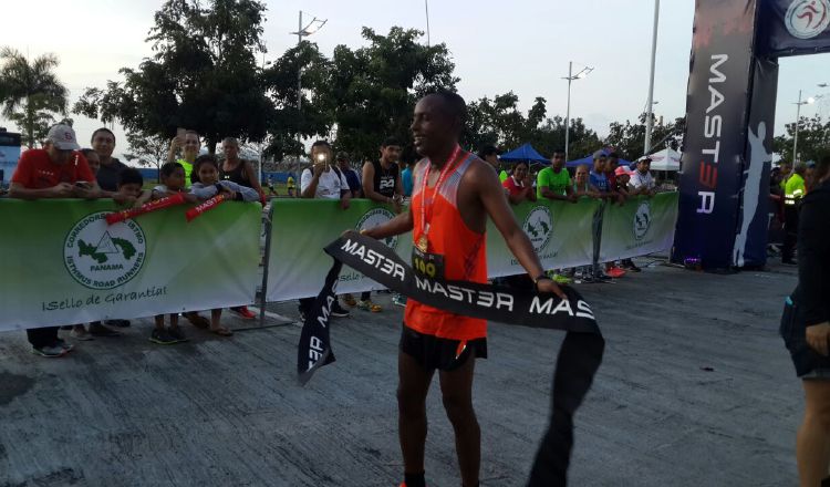 Hunde Gezahegn, de Etiopía, se llevó el primer lugar de la maratón en la ciudad panameña. /Foto Aurelio Martínez