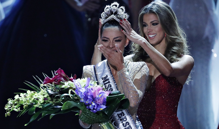 La francesa Iris Mittenaere, Miss Universo 2016, le traspasó la tiara (Mikimoto) en medio de la euforia de sus compañeras. /Foto AP
