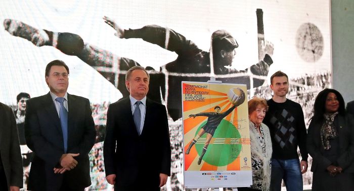 Autoridades rusas participan en la presentación del póster oficial del Mundial de Fútbol 2018 en Moscú. Foto EFE