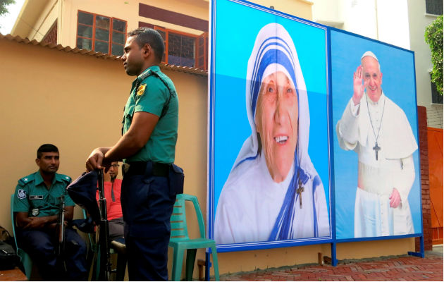  Imágenes del papa Francisco y la madre Teresa en la entrada de un centro de la santa en Dacca dedicado a enfermos mentales. Foto: EFE