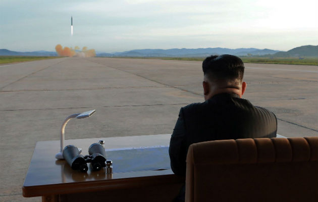 El líder norcoreano Kim Jong Un, mientras guía el lanzamiento de un misil balístico. Foto: EFE