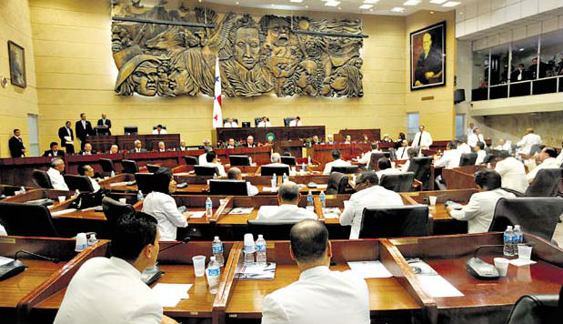 Diputados enfrentan críticas por el uso del presupuesto de la Asamblea. Fotos/internet Diputados enfrentan críticas por el uso del presupuesto de la Asamblea. Fotos/internet