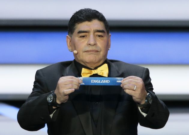 Diego Maradona sacando la balota de Inglaterra. Foto AP