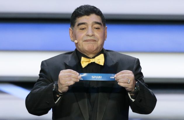 Maradona fue el encargado de sacar a España. Foto AP