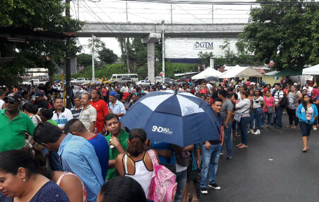 Cientos de personas madrugaron para buscar los productos navideños. Fotos: Roberto Barrios