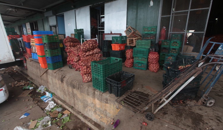 Los comerciantes del Mercado Agrícola Central constantemente se quejan del mal estado en que se encuentra sus instalaciones. Archivo