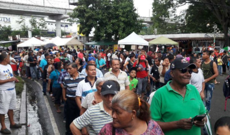 Largas filas de personas en Pan de Azúcar, San Miguelito. Foto: Roberto Barrios