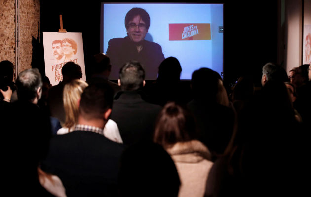 El expresidente de la Generalitat, Carles Puigdemont, conversa por videoconferencia con candidatos y simpatizantes. FOTO/EFE