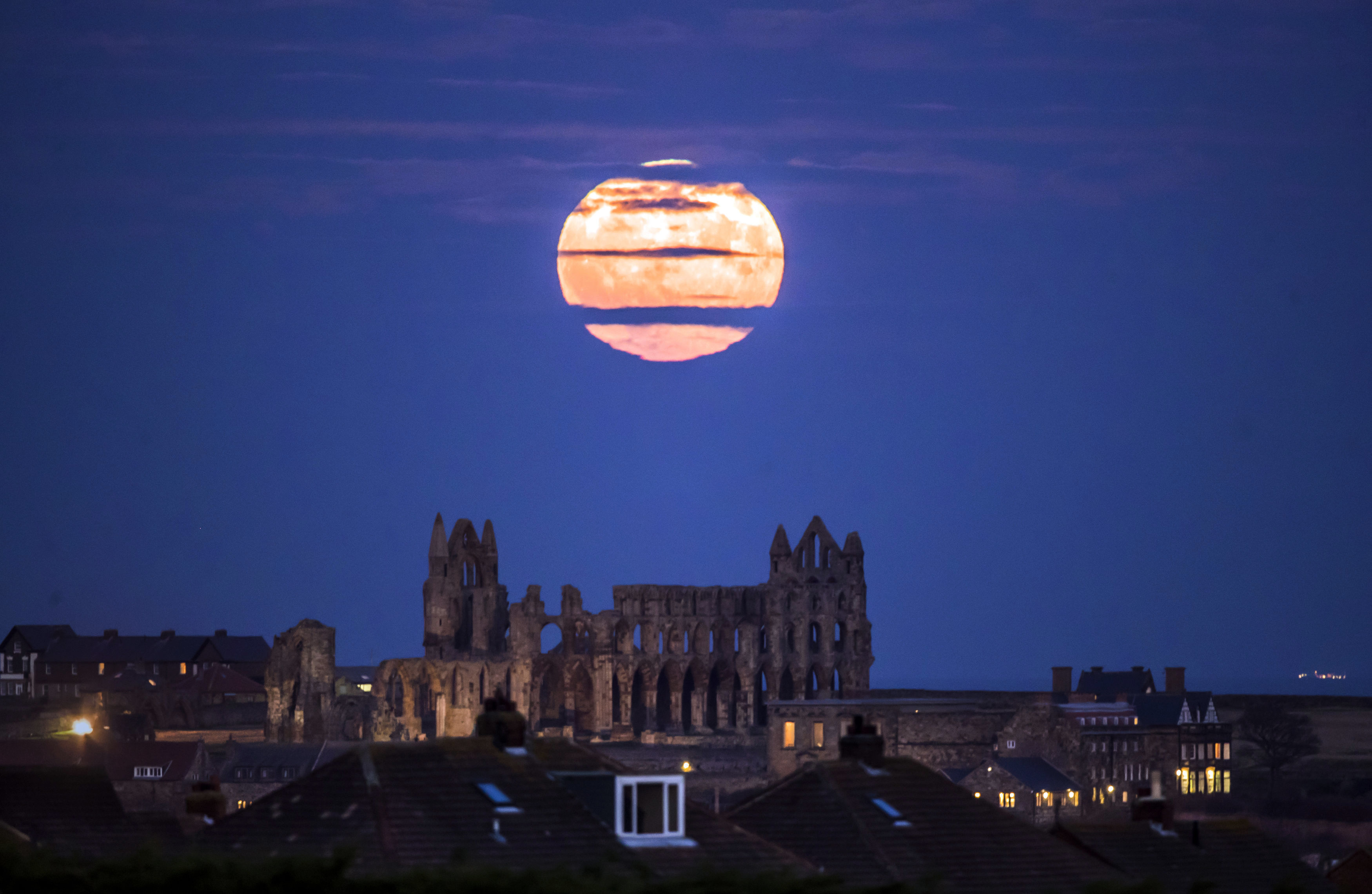 Como una postal, la Superluna arriba de la Abadía de Whitby, al norte de Inglaterra. 