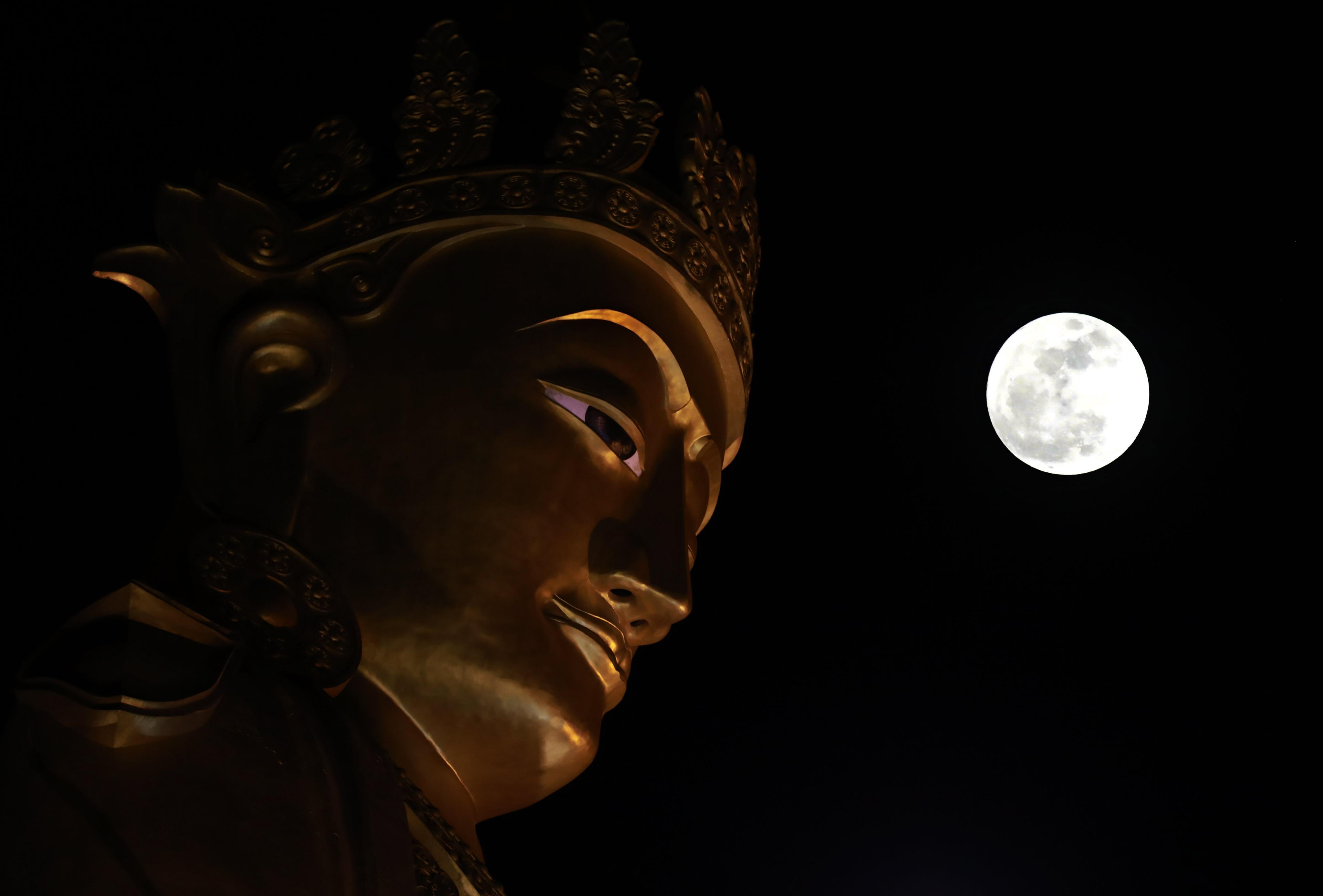 Cerca de la estatua gigante del Buda en Yangon (Myanmar), ayer domingo 3 de diciembre. 